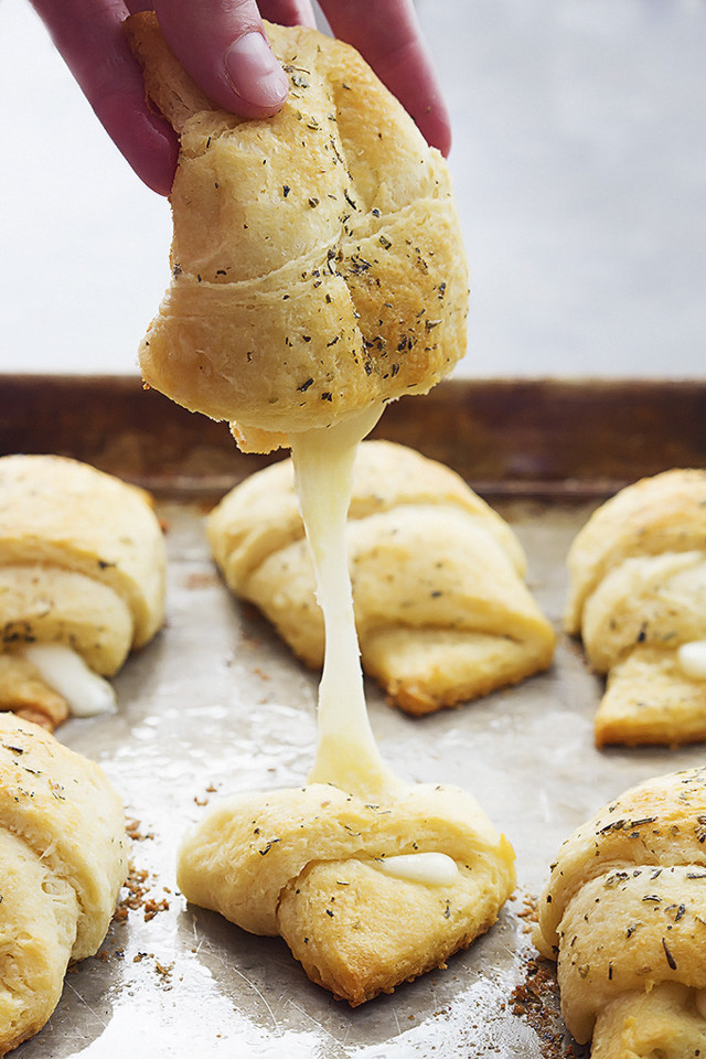 croissants recheados com queijo derretido