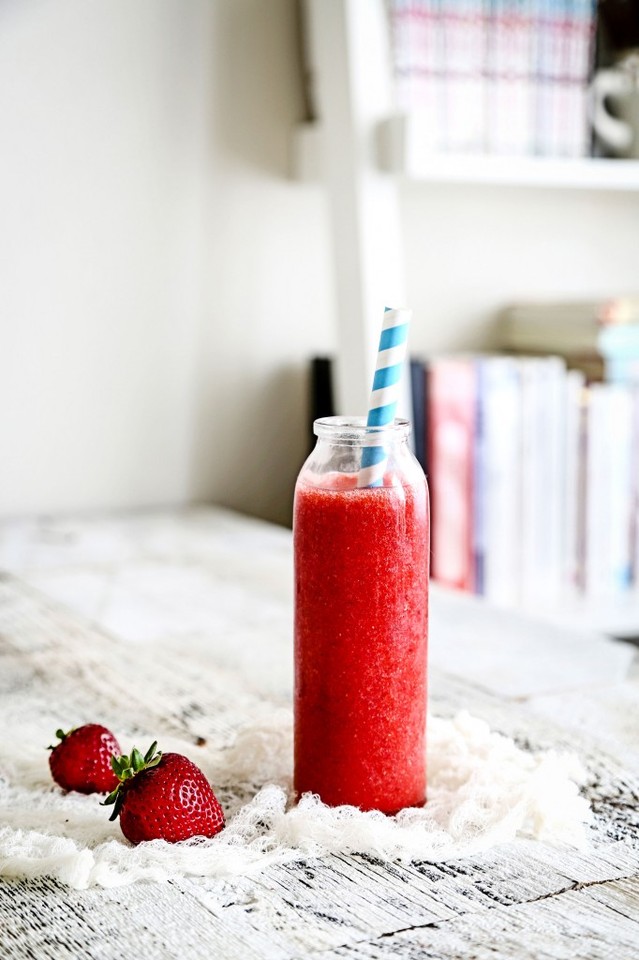 strawberry-smoothie-3-682x1024.jpg