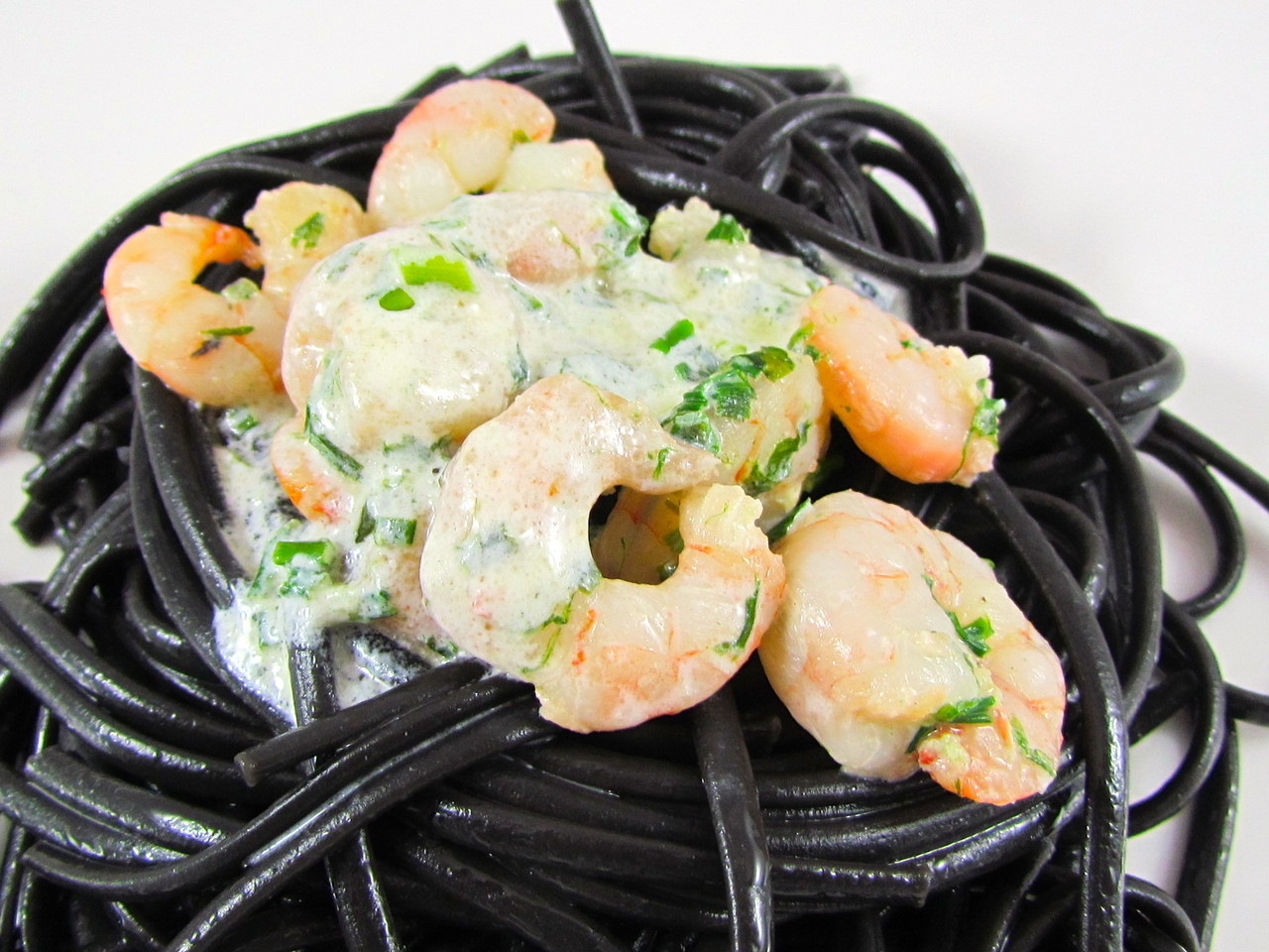 linguini preto com camarão e molho de sherry e cebolinho (um prato feito com o presente de natal de há seis anos) linguini preto com camarão e molho de sherry e cebolinho (um prato feito com o presente de natal de há seis anos)