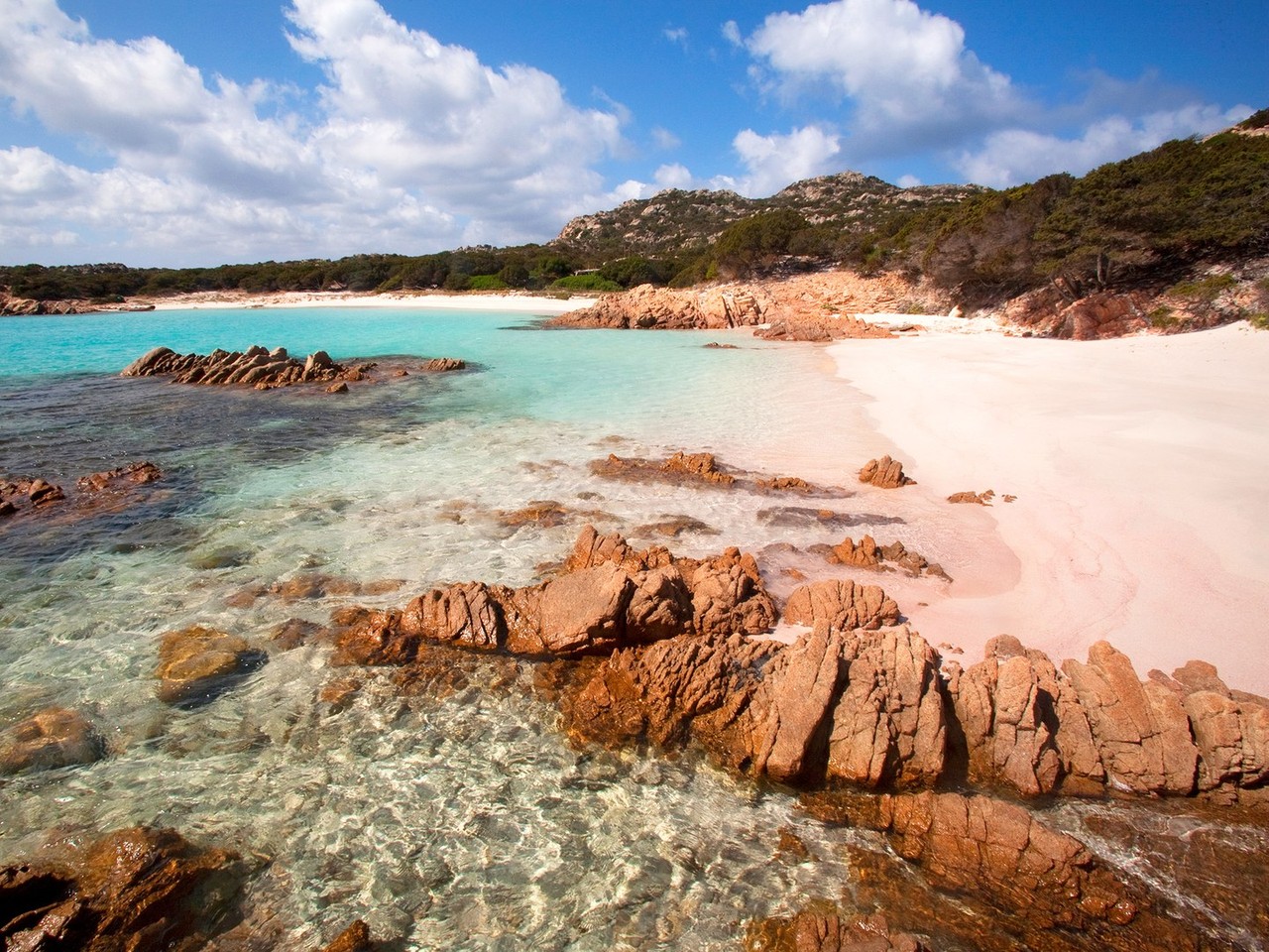 pink-beaches-Spiaggia-Rosa-cr-getty-136799813.jpg