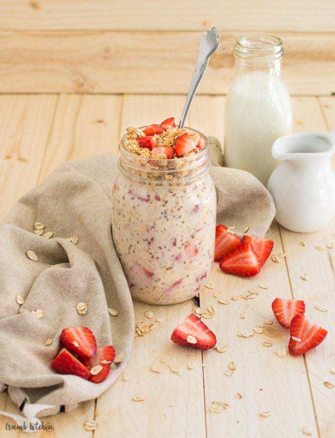 strawberry-granola-overnight-oats-1.jpg