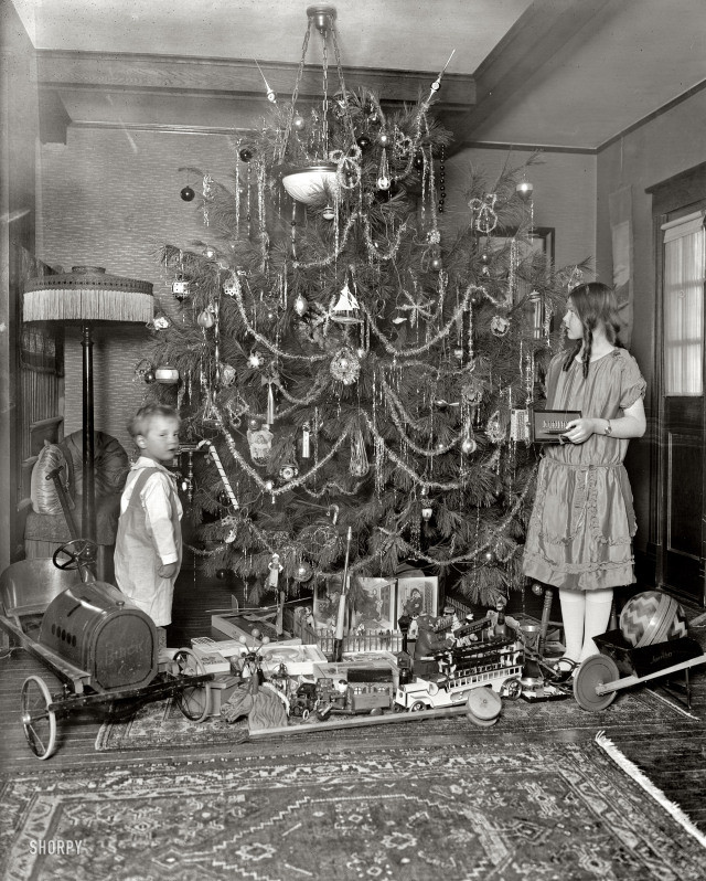 1920s-photography-history-christmas-visits-to-pre.
