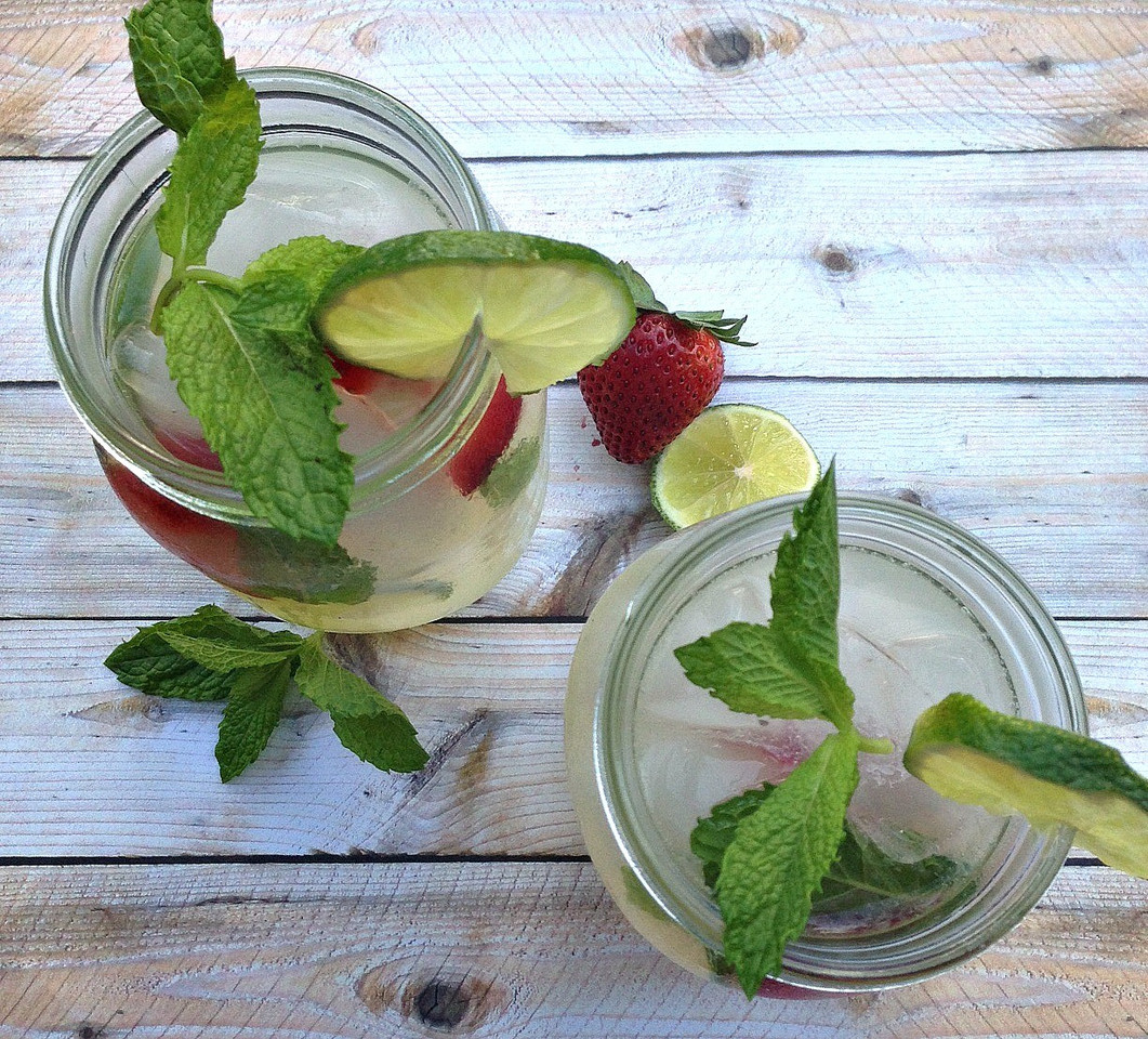 Summer-alcoholic-drinks-mint-vodka-lemonade.jpg