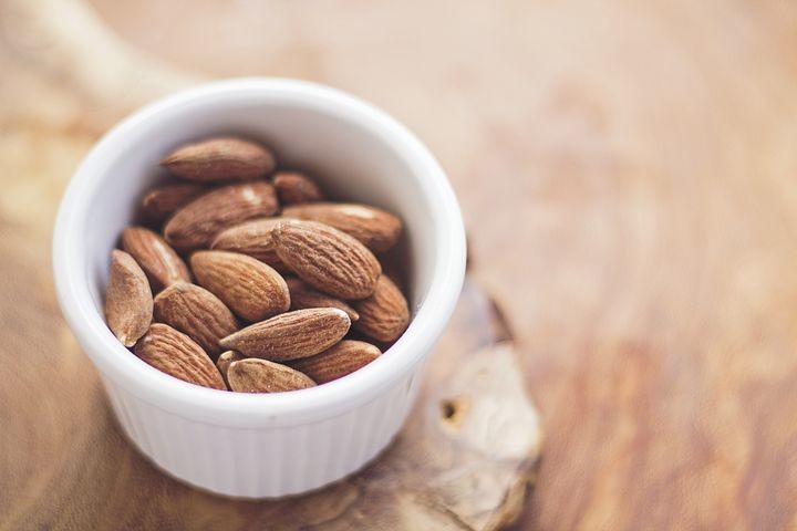 almonds-768699__480.jpg