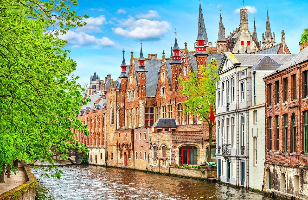 Medieval-buildings-on-canal-in-Brussels.jpg