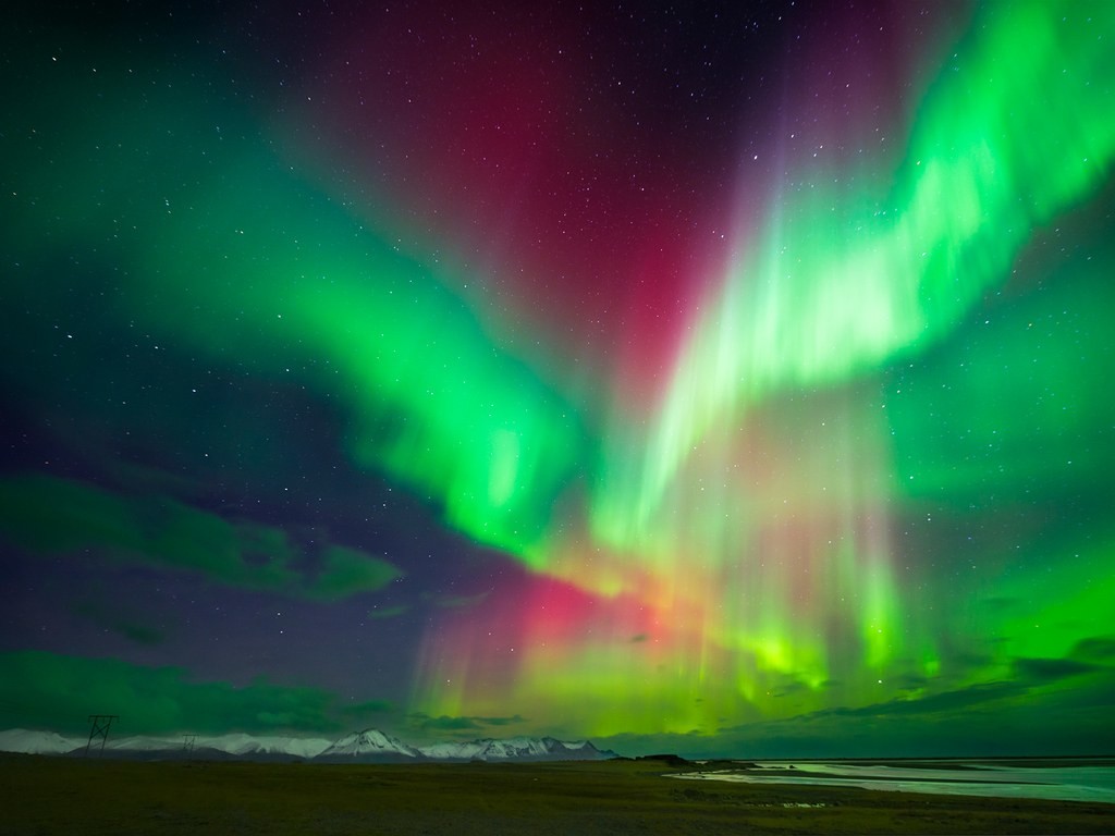 Auroras boreais vermelhas dão show nos céus da Europa e América; vídeo