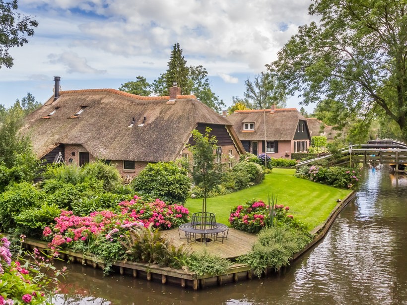 romantic-towns-Giethoorn-GettyImages-589942060.jpg