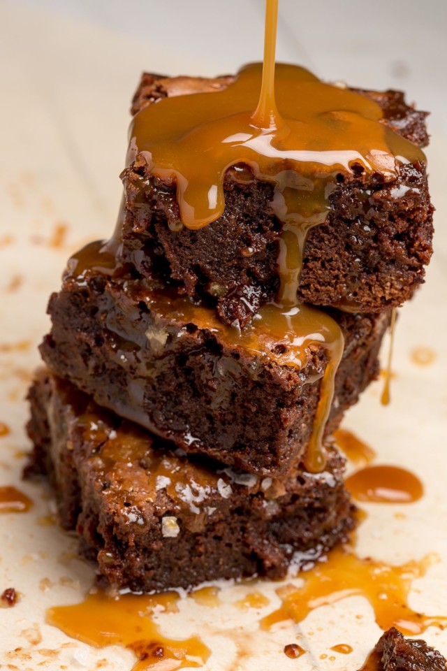 1456762481-delish-salted-caramel-brownies-drizzle.