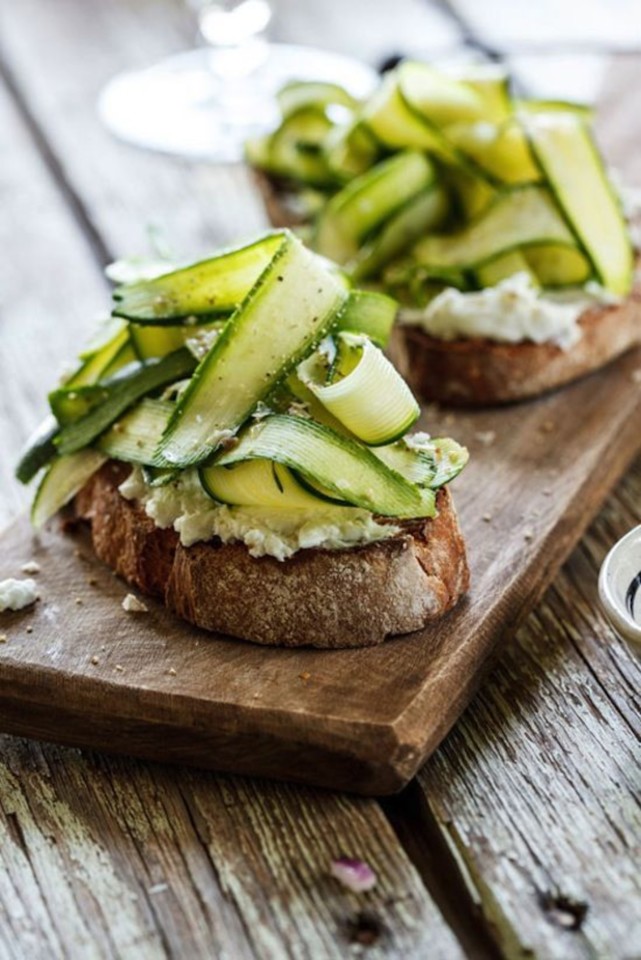 tartines-de-pain-grilé-au-four-aux-courgettes-et