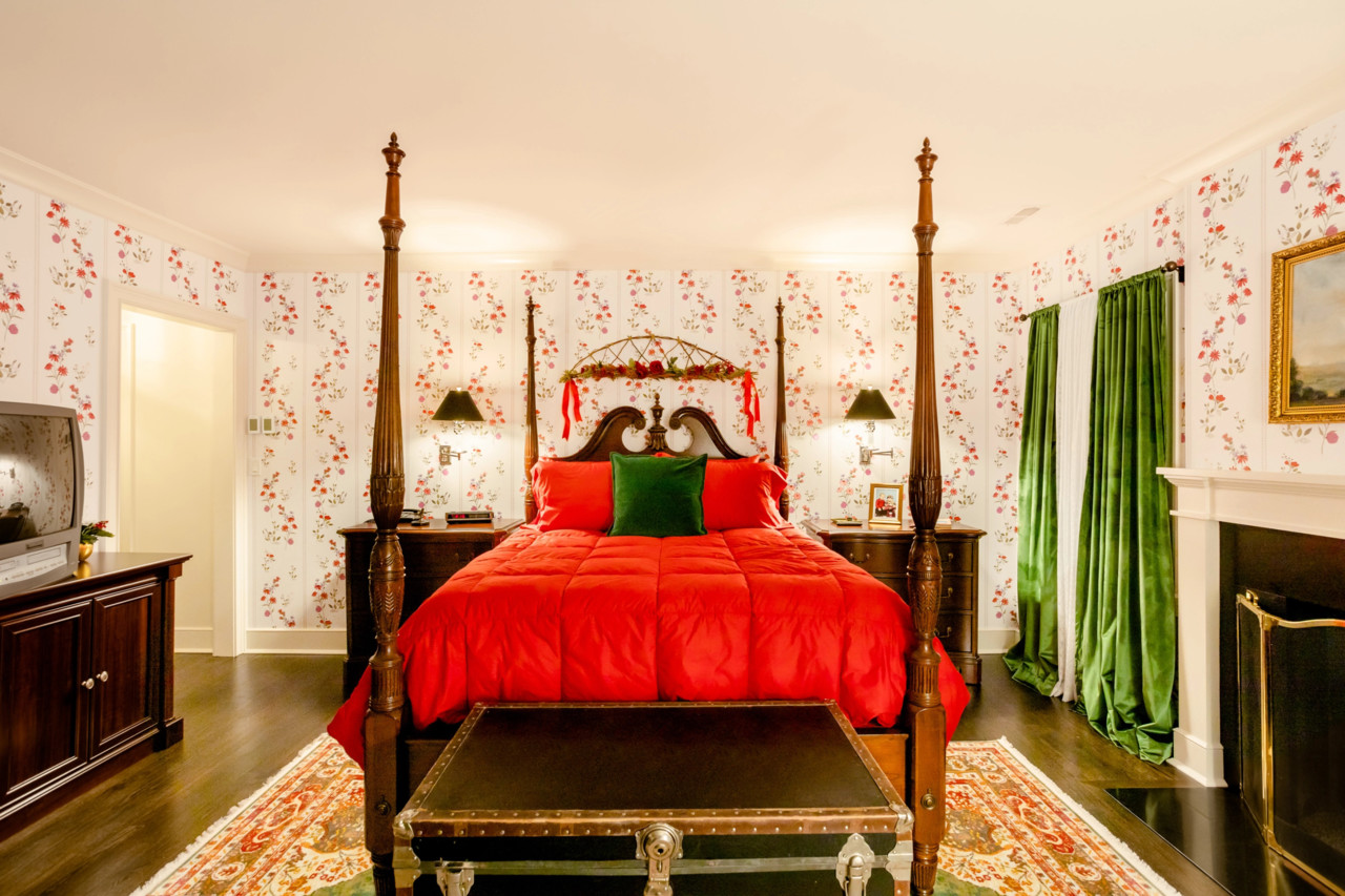 Home-Alone-Airbnb-04-Bedroom-Credit-Sarah-Crowley.