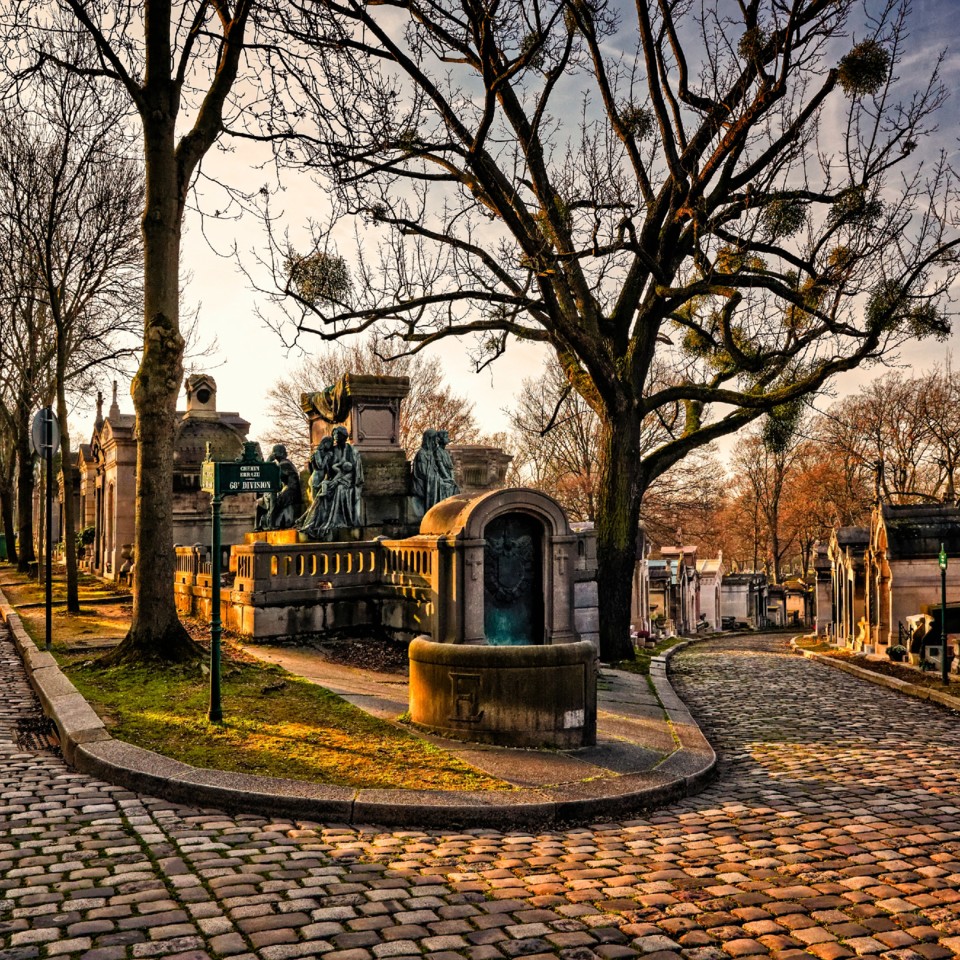 Pe%CC%80re%20Lachaise%20Cemetery_GettyImages-49778