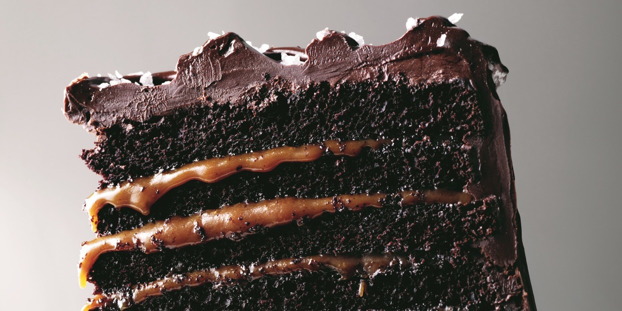 Bolo de chocolate com café na massa e ganache de caramelo