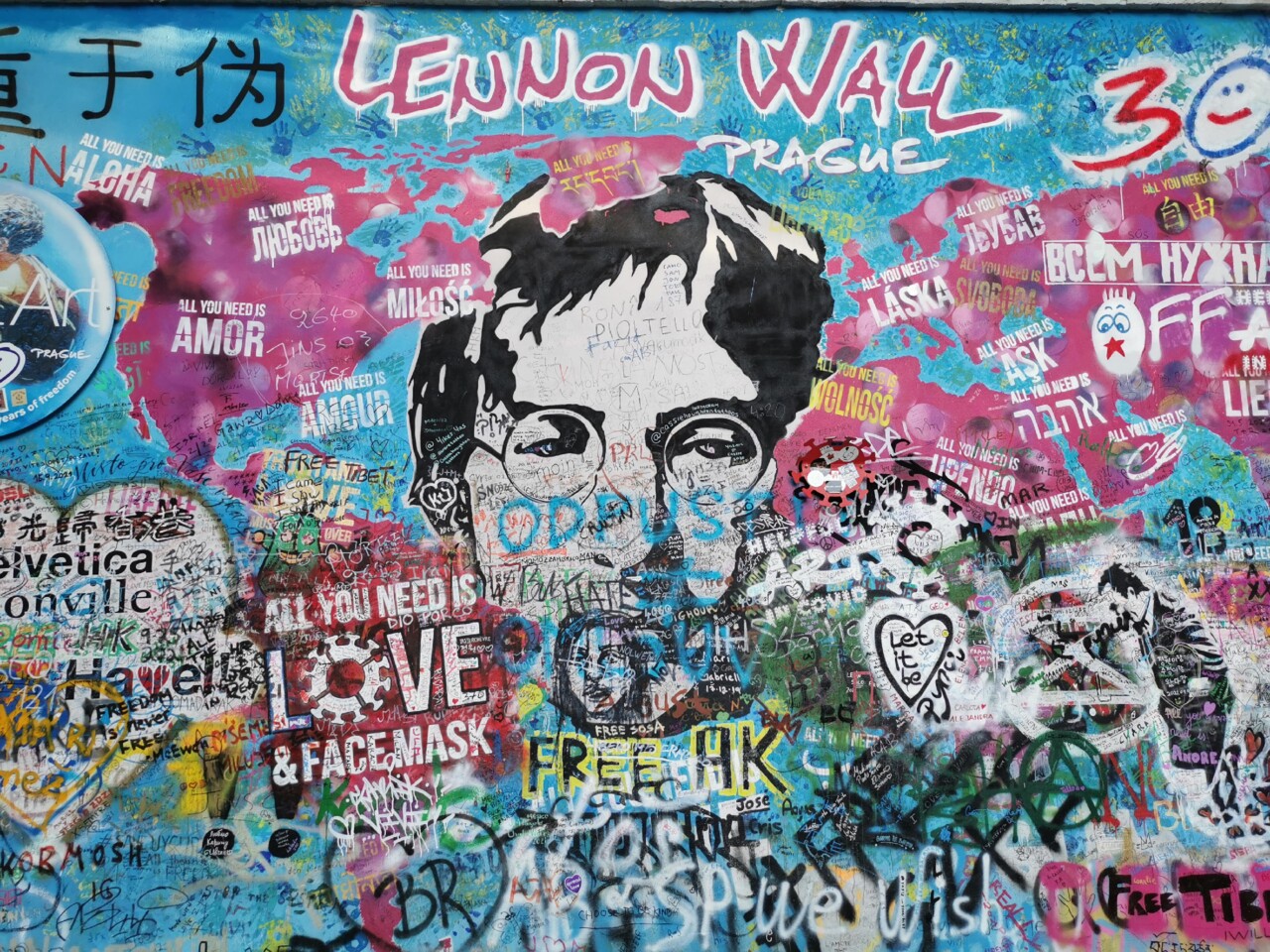 6. tirar uma selfie na john lennon wall