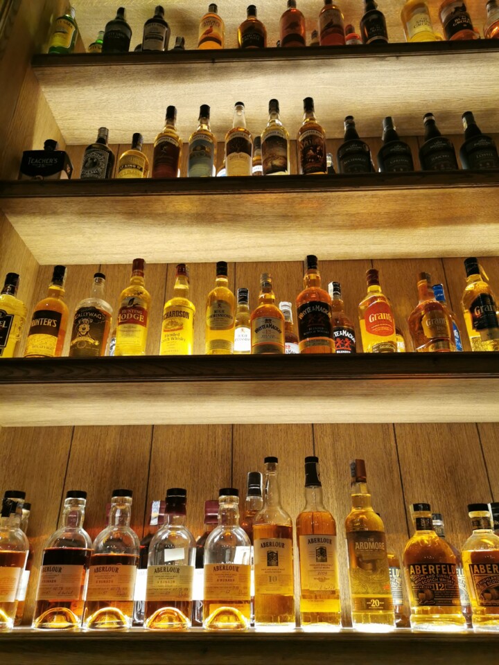 8. jantar numa kantyna ou num bar de whiskys