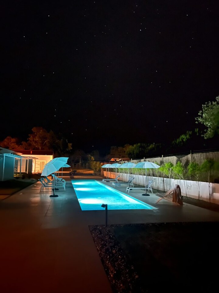 a piscina de noite
