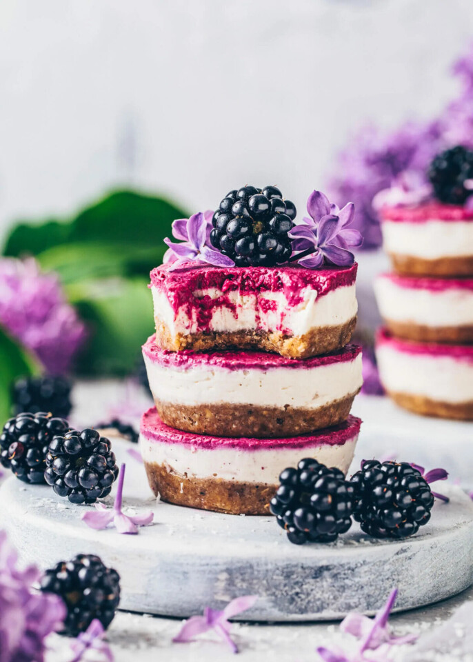 blackberry-cupcakes-mini-cheesecakes.webp