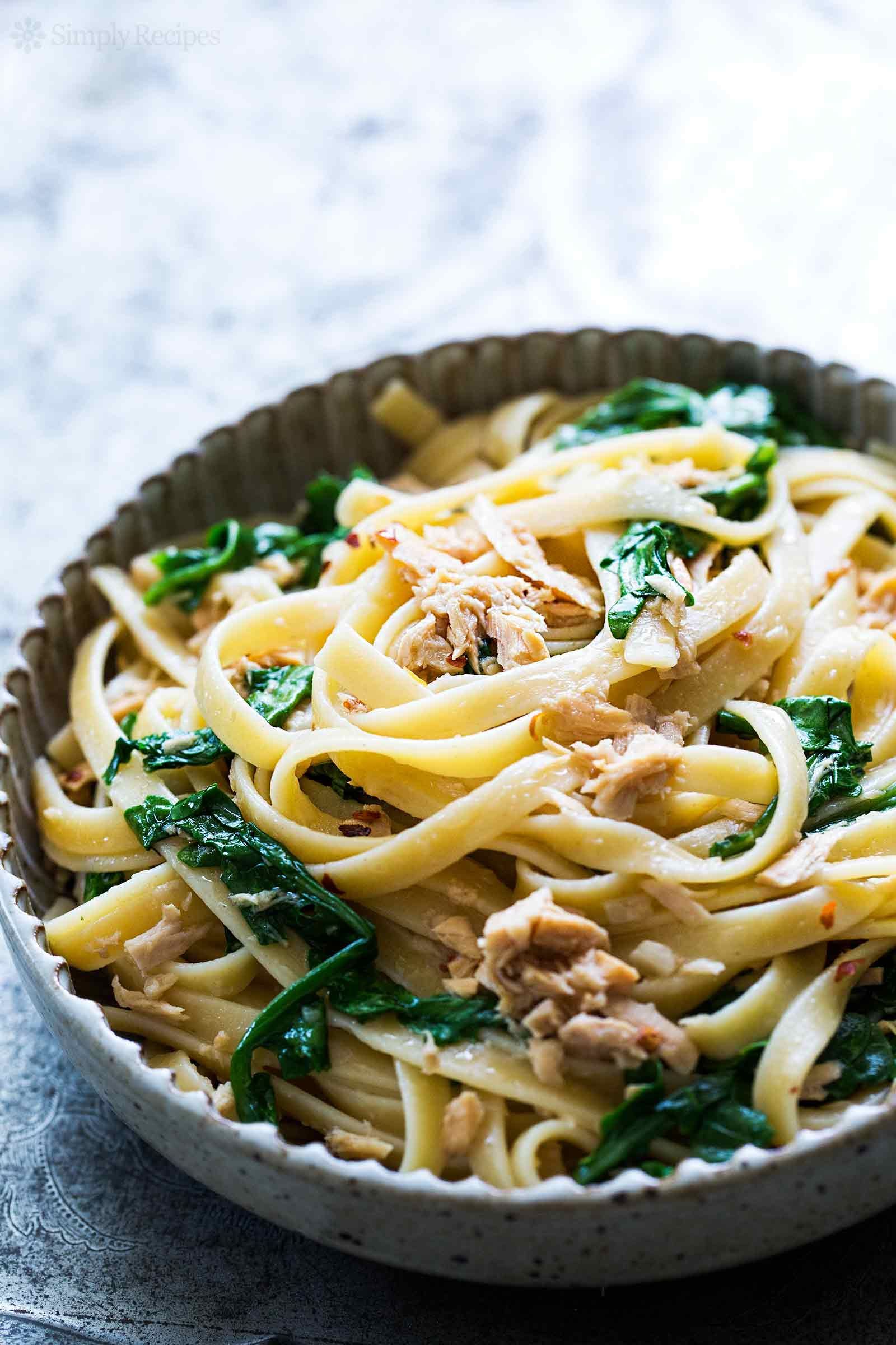massa com atum e rúcula