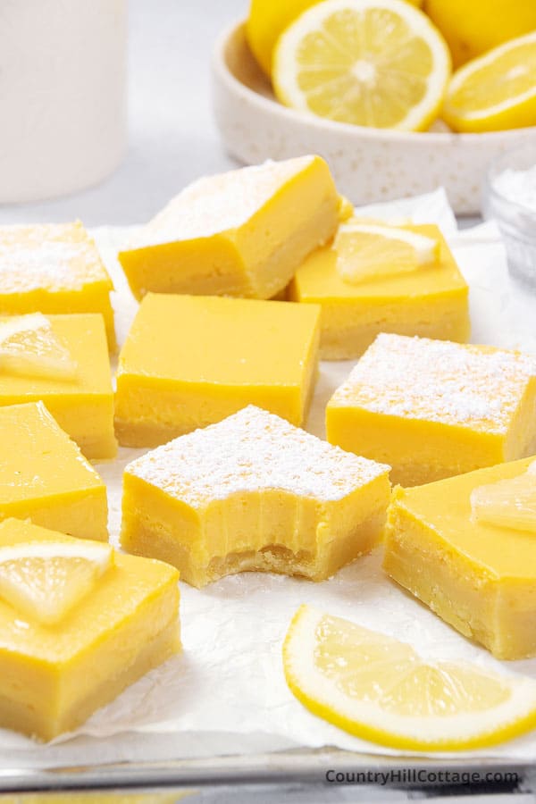quadrados de bolo de limão com leite condensado