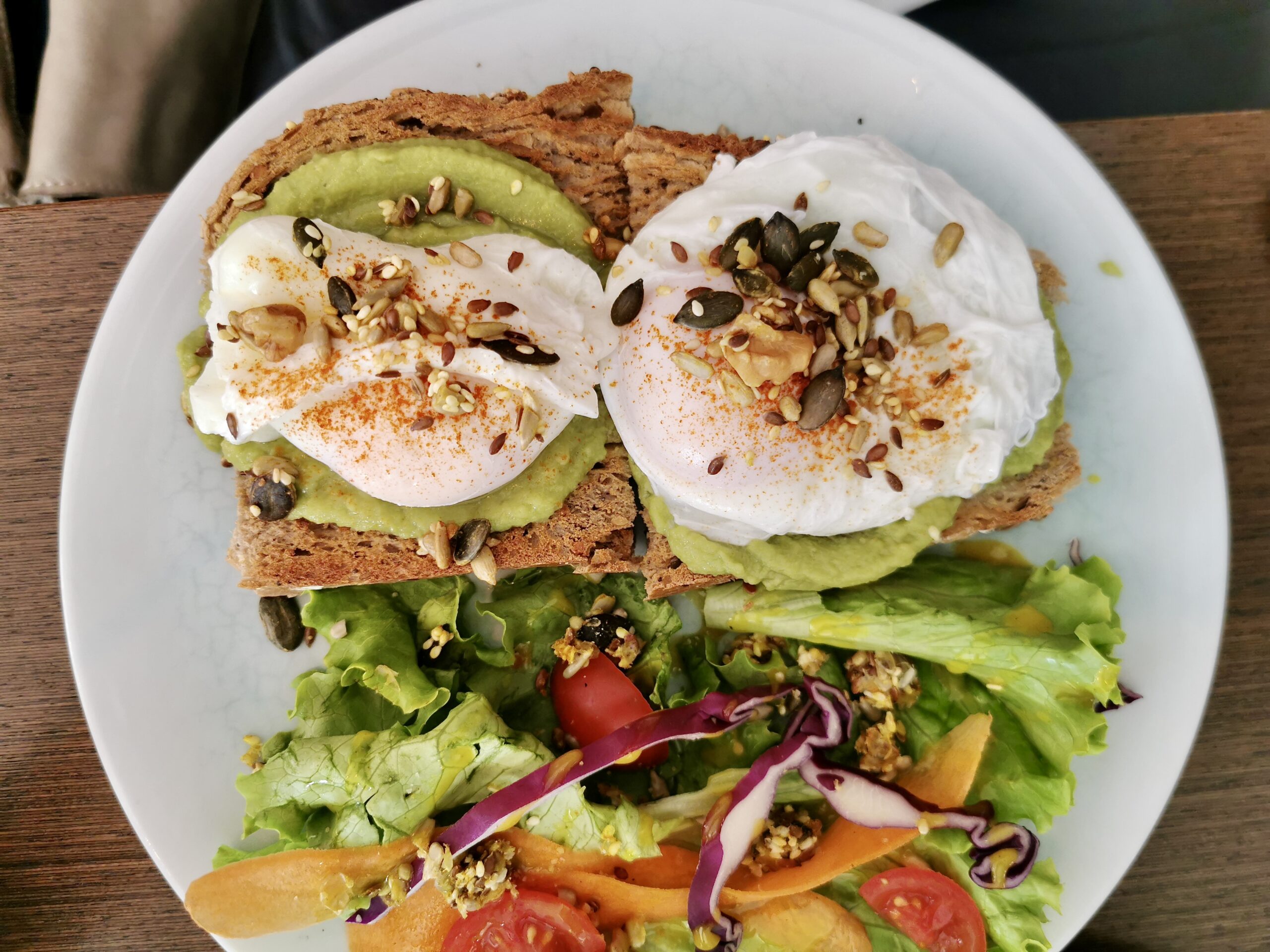 tosta de abacate, salatina