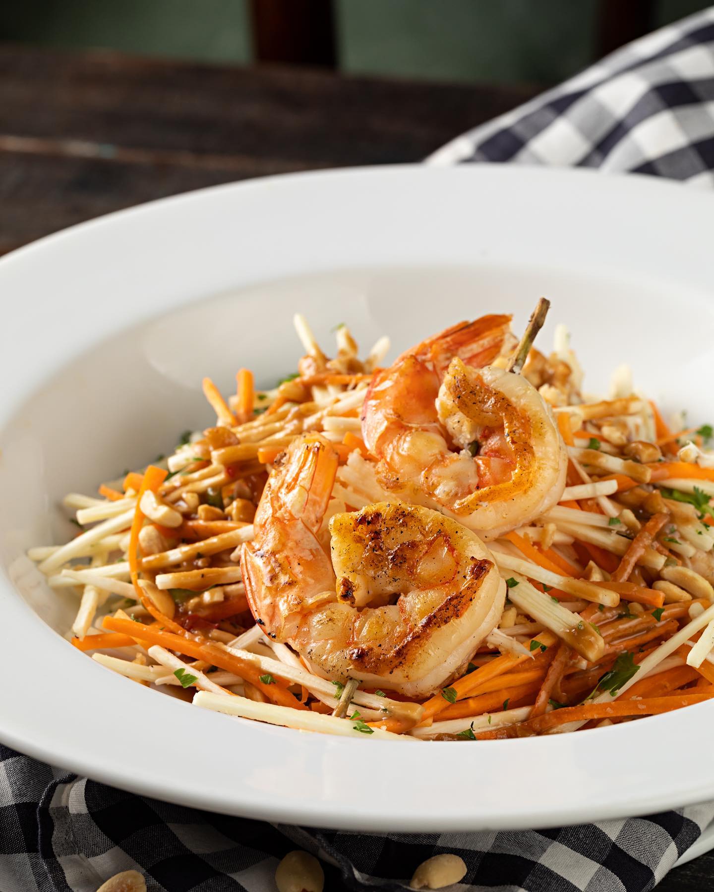 salada thai de camarão