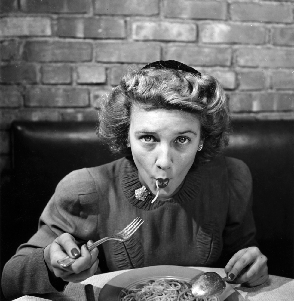 como uma senhora deve comer esparguete em 1942