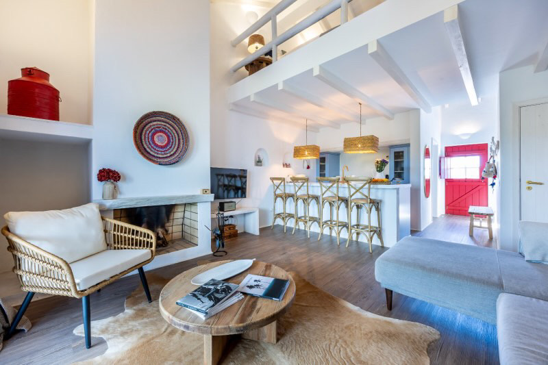 a sala de estar de uma das casas