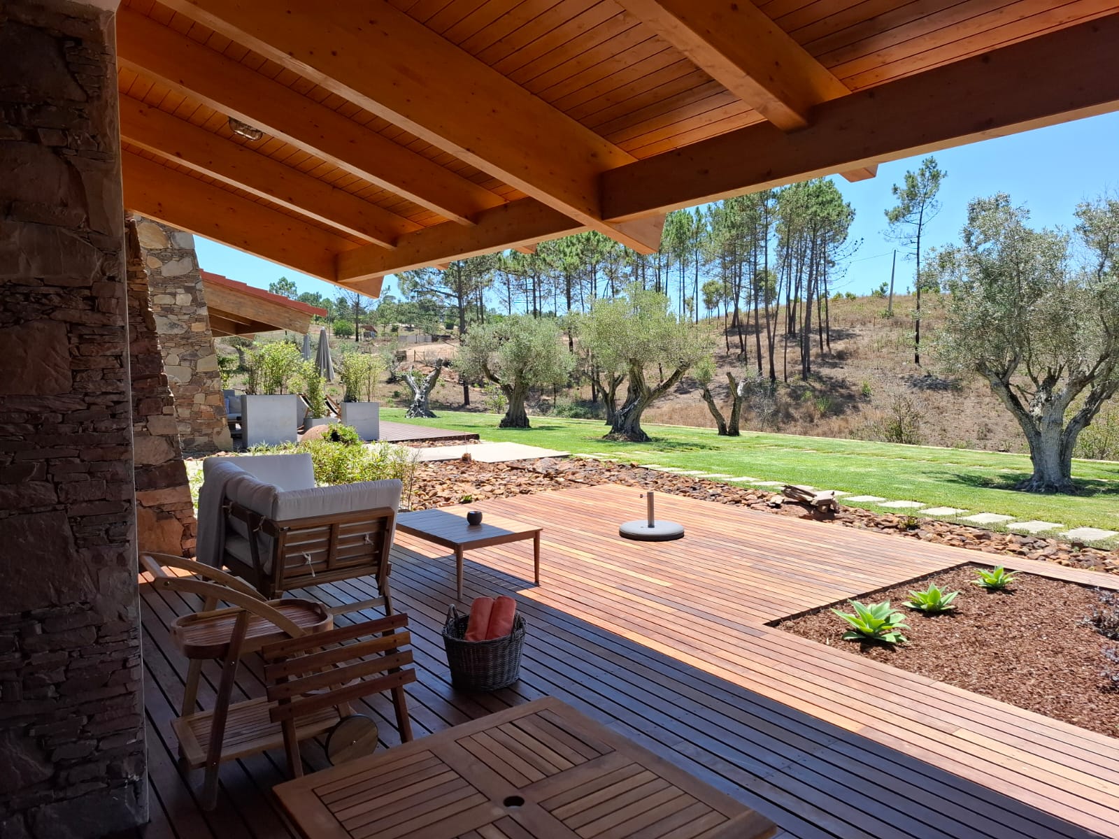 o alpendre com vista para a piscina