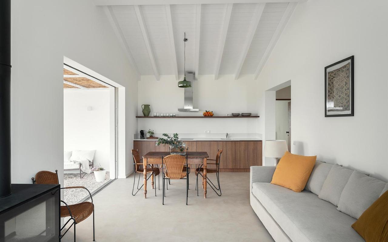 a sala e a cozinha do apartamento