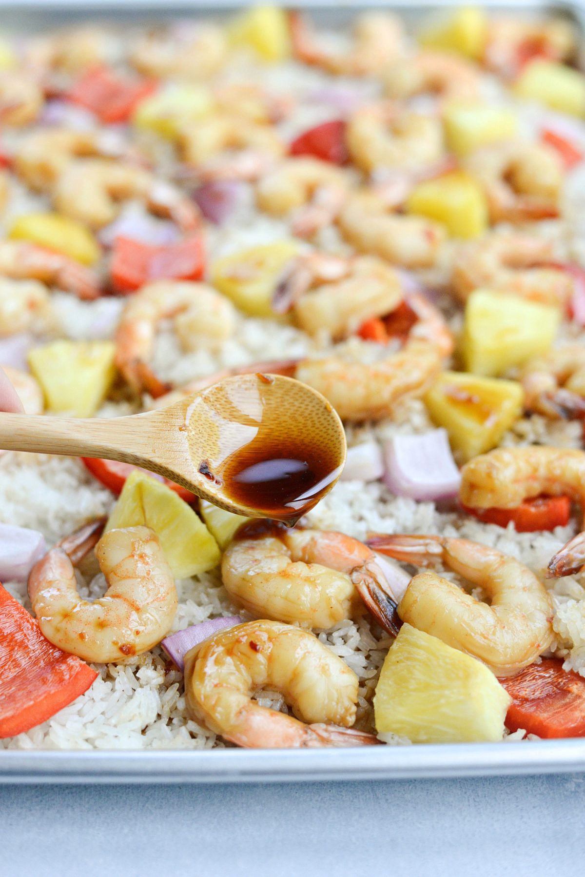 arroz de coco com camarão, ananás e molho de soja