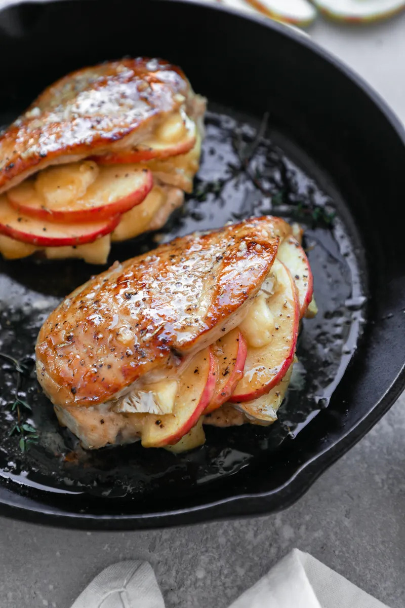 peitos de frango recheados com maçã e brie