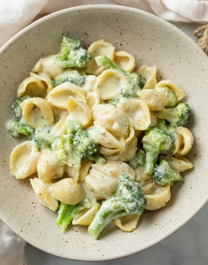 massa de brócolos com molho cremoso de alho e parmesão