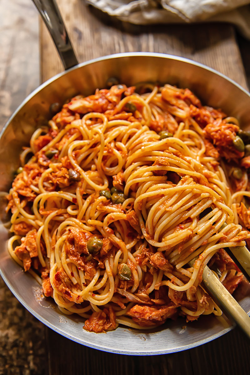 massa com atum e alcaparras