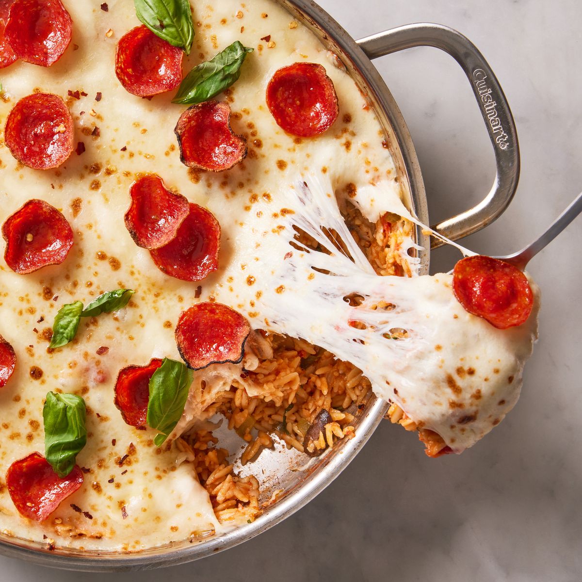 parece uma pizza mas é uma massa no forno
