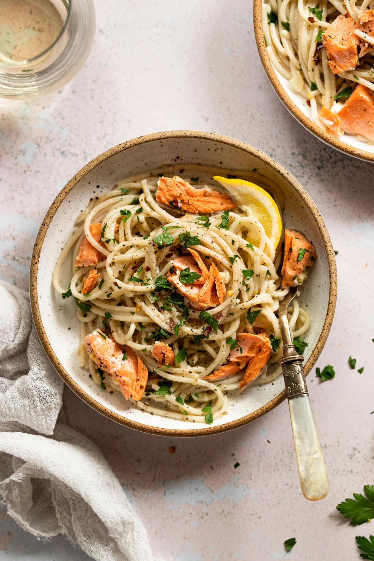 massa integral com salmão e molho de manteiga de alho