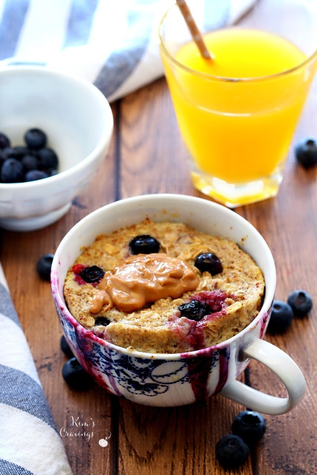 papas de aveia com banana e mirtilos numa caneca