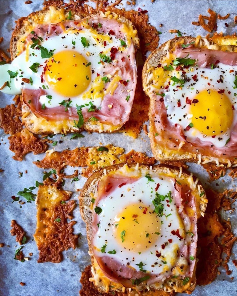 tostas de ovo, fiambre e queijo derretido