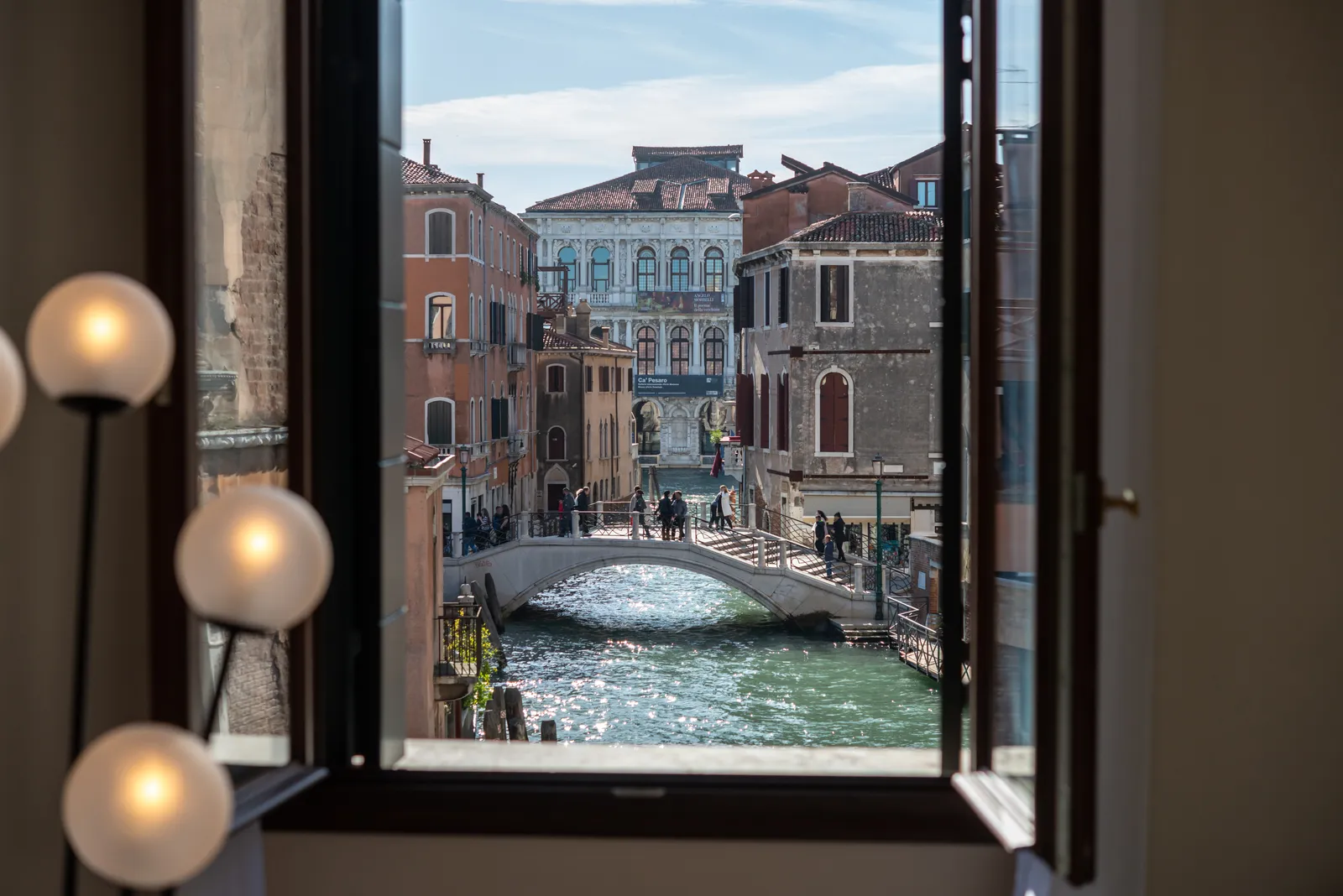 um quarto com uma vista de sonho sobre veneza
