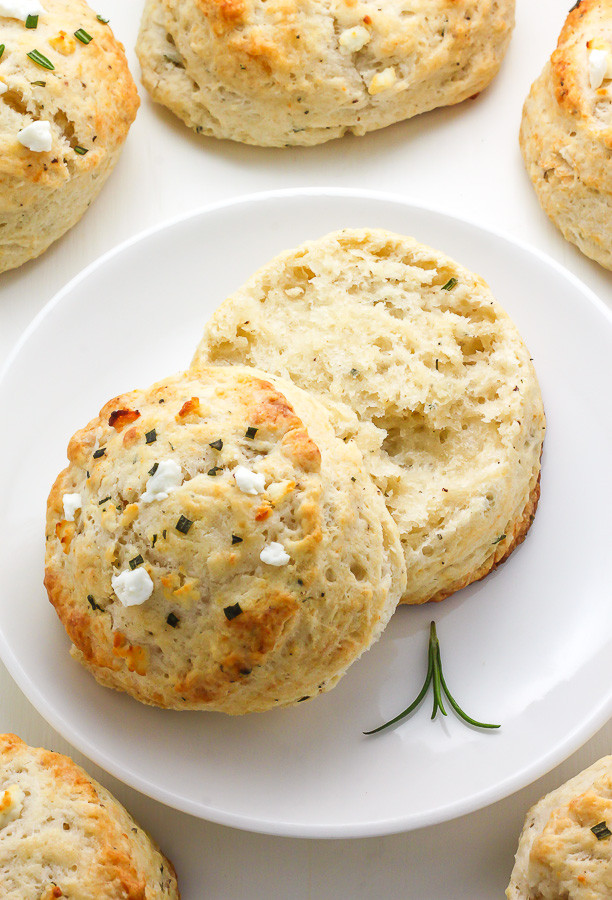 scones de queijo de cabra e alecrim