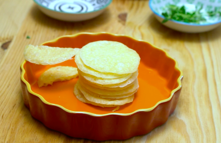 vídeo: como fazer bolachas de queijo só com 1 ingrediente, em apenas um minuto, no microondas