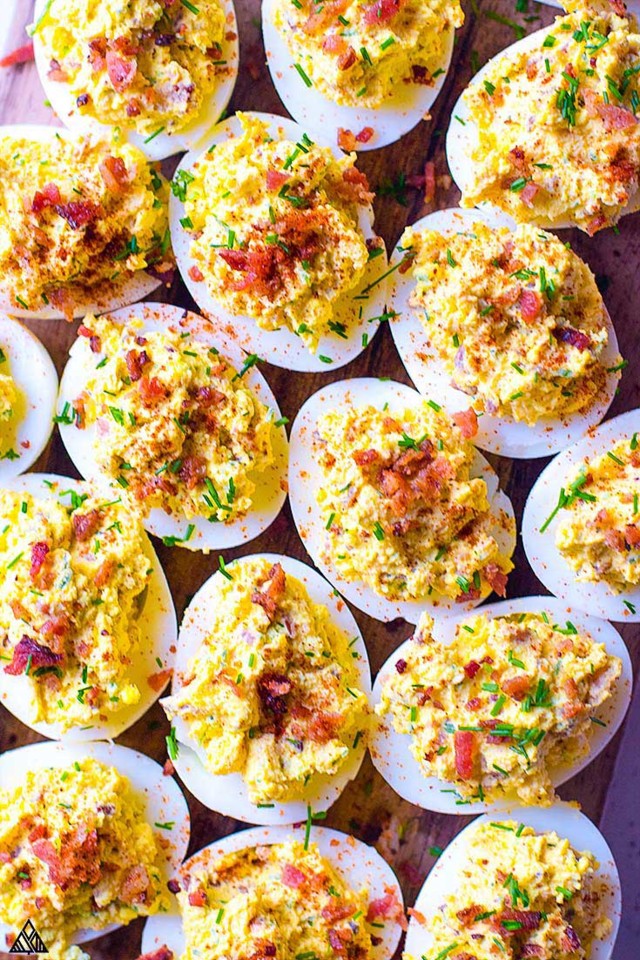 ovos com iogurte grego e bacon