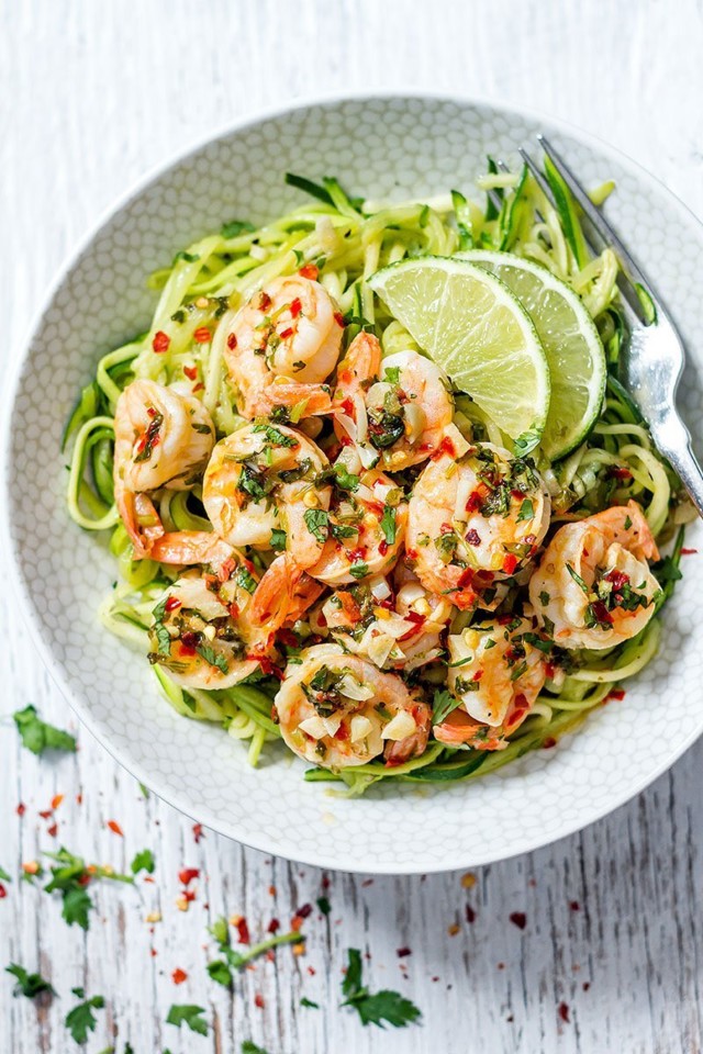massa de courgette com camarão e lima