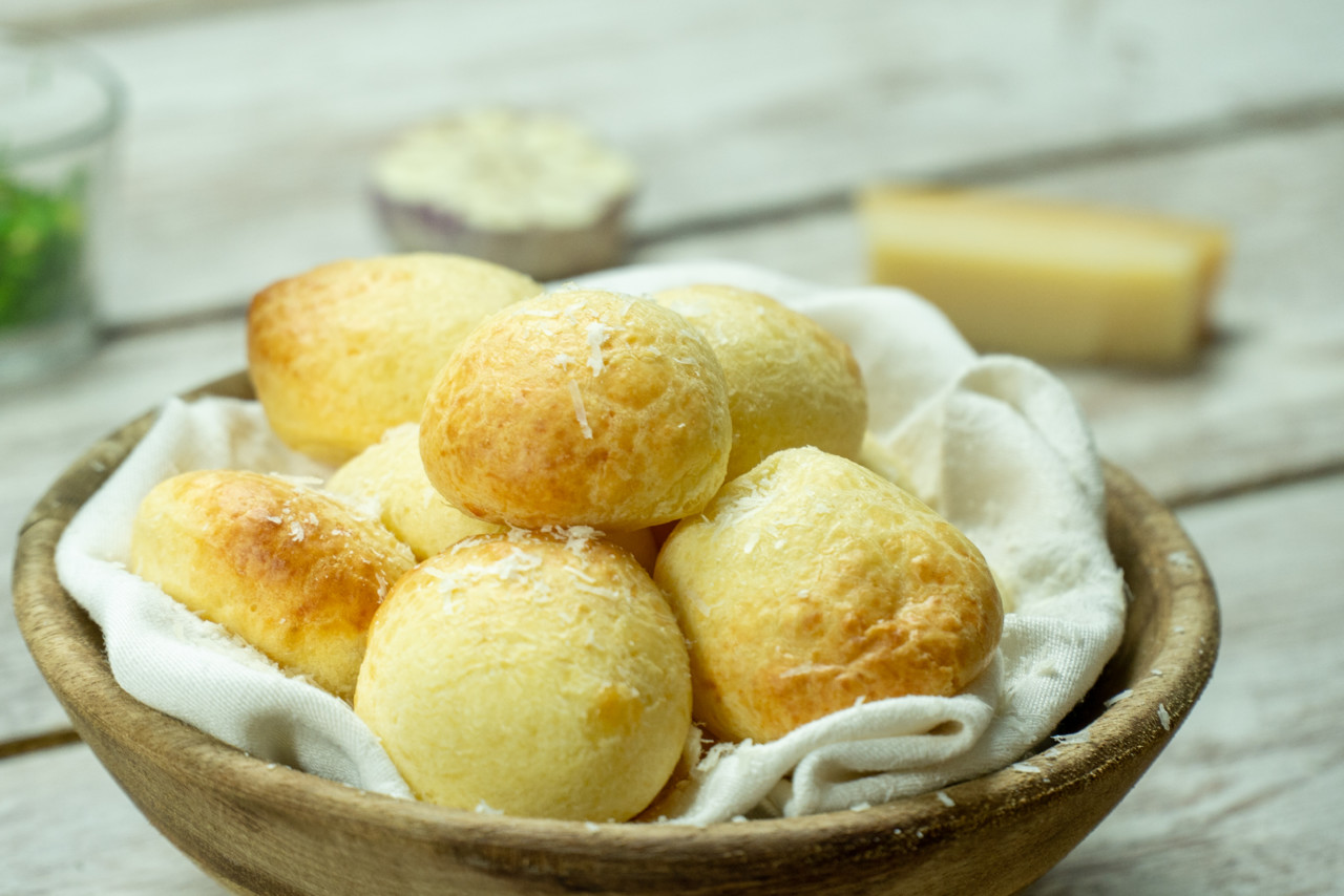 vídeo: como fazer um delicioso pão de queijo parmesão crocante com apenas 5 ingredientes