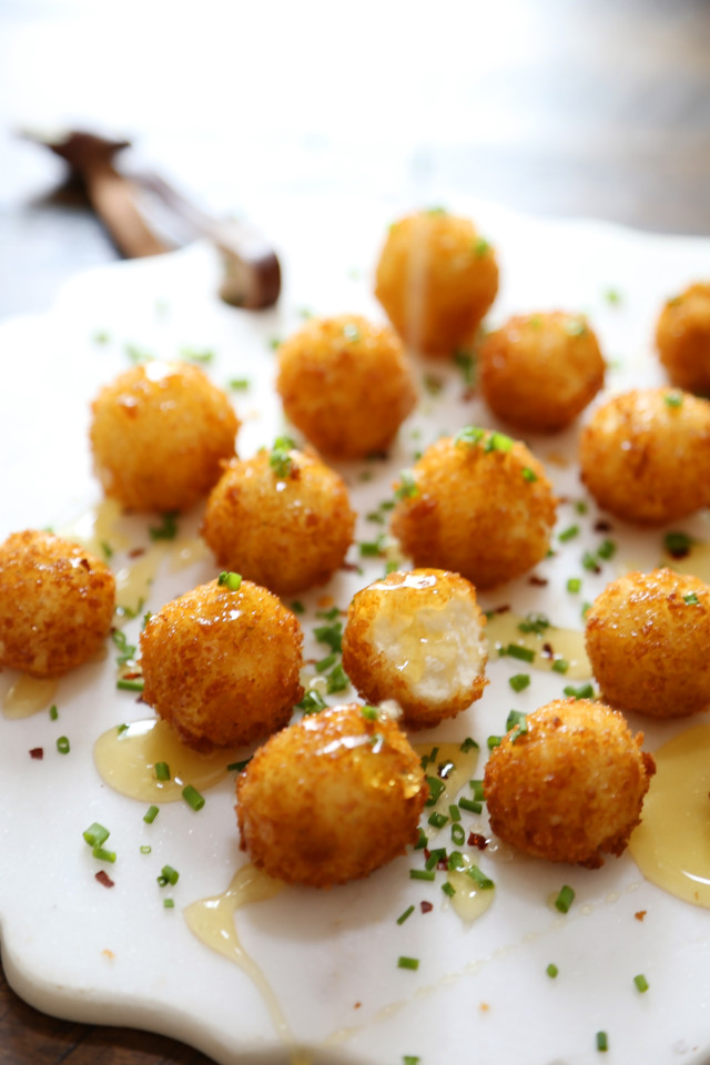 croquetes de queijo de cabra com cobertura de panko
