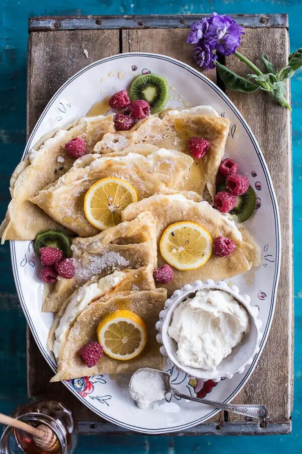 crepes com chantilly de queijo creme e açúcar de limão