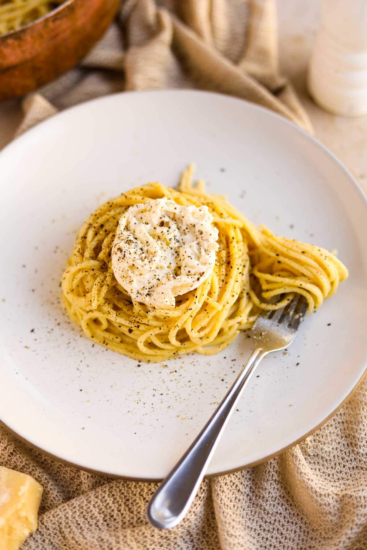cacio e pepe com burrata