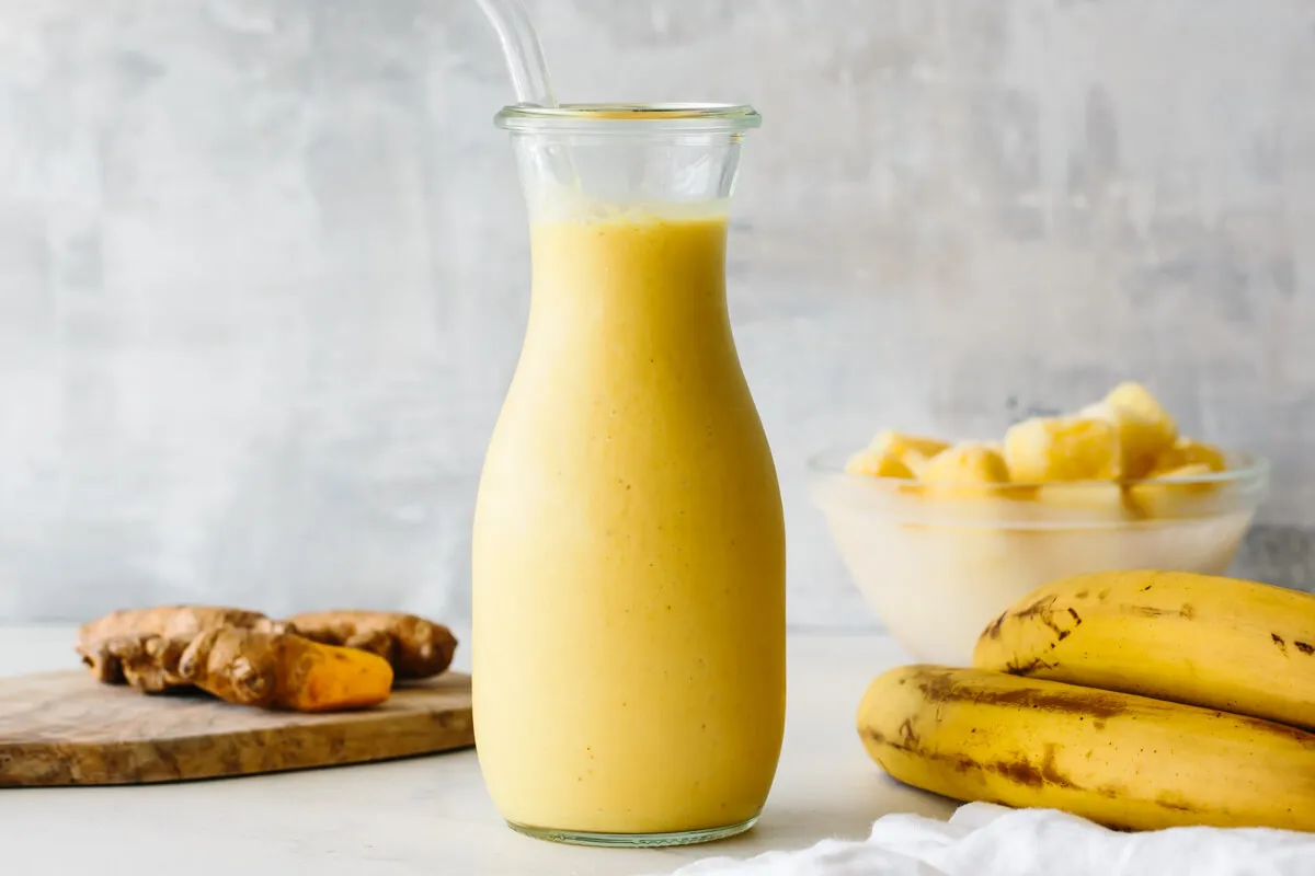 smoothie com curcuma e gengibre
