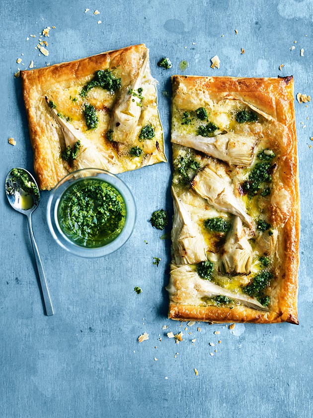 tarte de alcachofra, brie e molho pesto