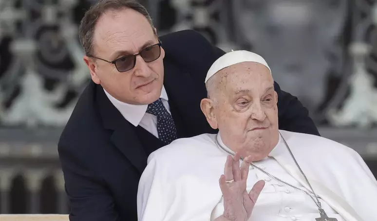 strappetti esteve sempre ao lado do papa nas últimas horas