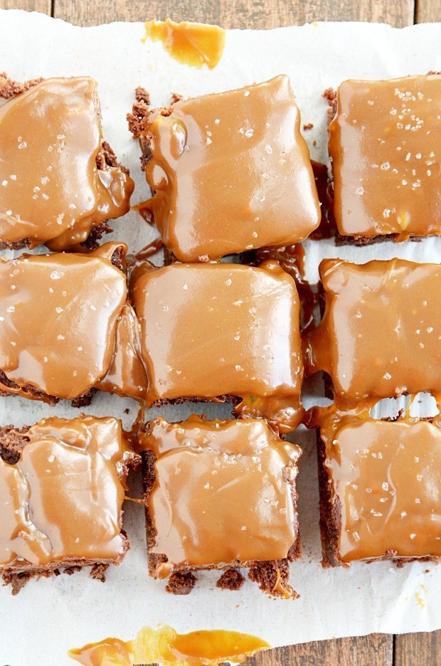 brownies com molho de caramelo salgado