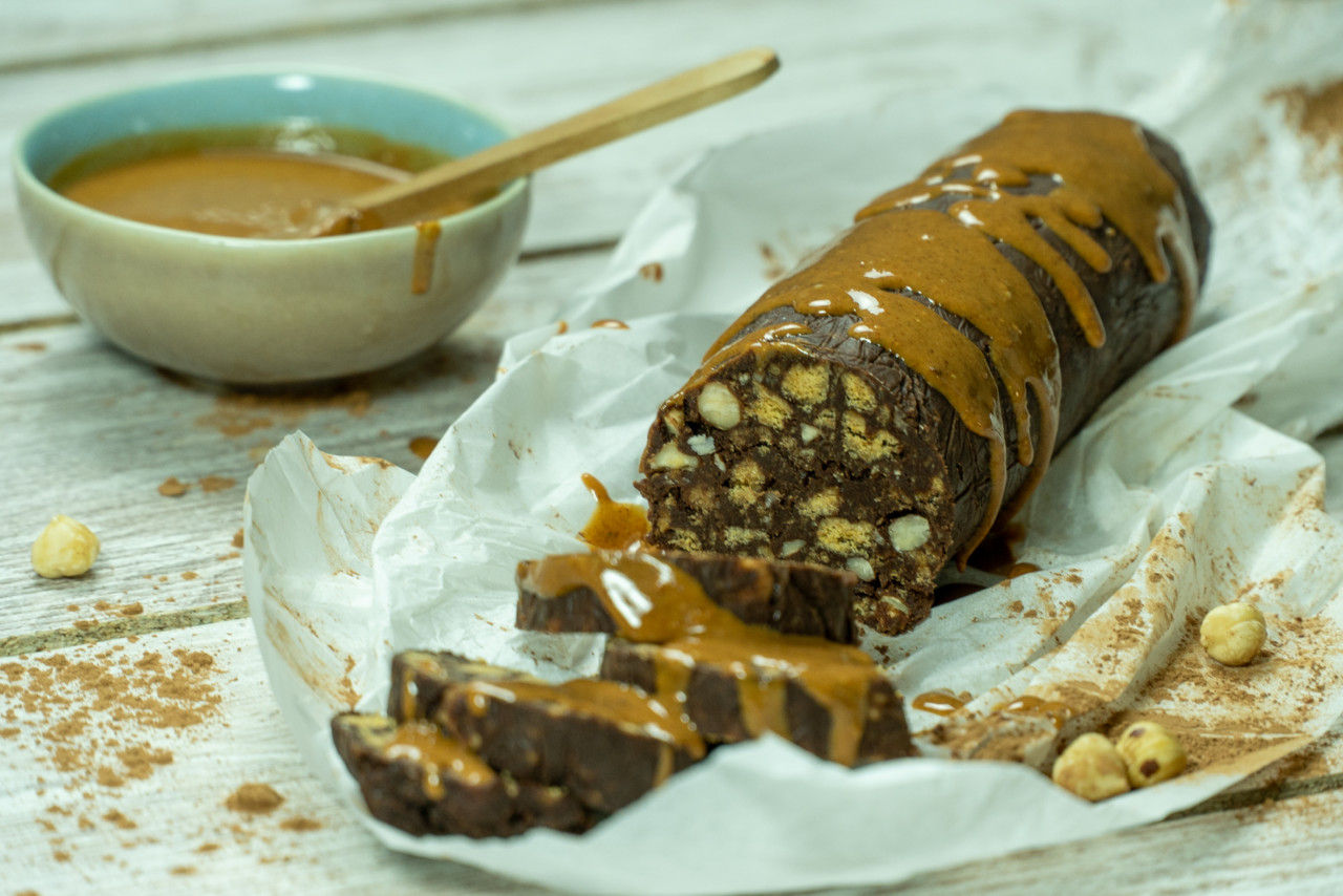 salame de chocolate com cobertura de manteiga de amendoim